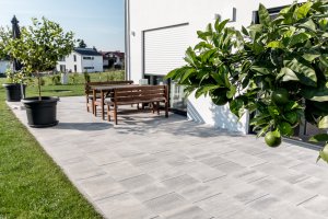 Terrassenplatte wei-grau-meliert