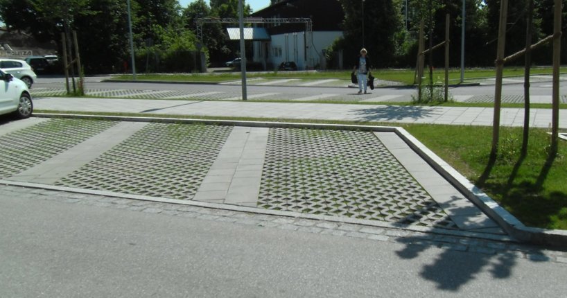 Gehwegplatte als Parkplatztrennung